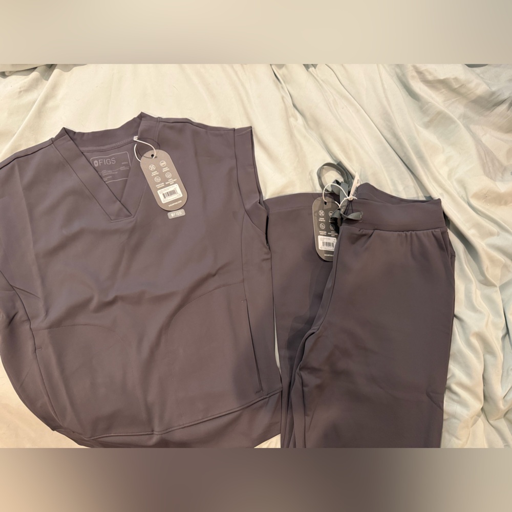 Figs Charcoal Women's Form X Scrub set